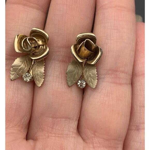 Vintage Gold Tone And Clear Rhinestone 3D Rose Flower Screw Back Earrings - Picture 5 of 5